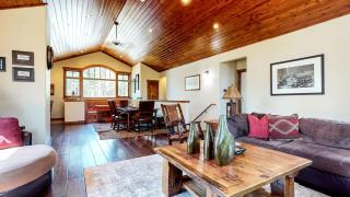 Majestic Mountain Escape: Elegant Home with Private Jacuzzi in Mammoth Lakes - 1