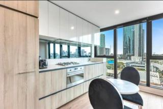 Spacious 2BR Apartment Near Crown & CBD - 4