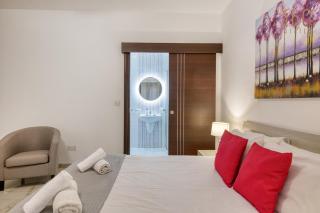 Sliema 3-Bed Apartment with AC Terrace and WiFi - 3
