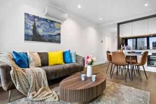 Luxury 2 Bedroom Docklands Pool Sauna Gym with Skyline Views - 9