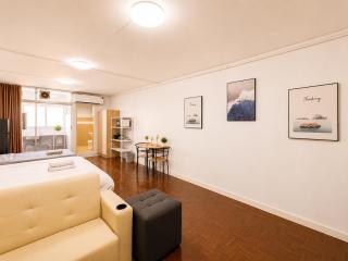 Cozy Silom Retreat Near BTS Balcony Smart TV - 8