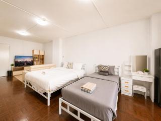 Cozy Silom Retreat Near BTS Balcony Smart TV - 5