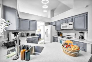 Family Fun Oasis With Hot Tub Pool Game Room - 8