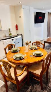 Sleeps 5 Free Parking Fast WiFi Near Hillsborough Easy Access to Sheffield City Centre and Peak District - 3