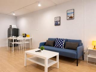 New 1BR King Bed Near BTS Nightlife Area - 6