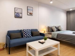 New 1BR King Bed Near BTS Nightlife Area - 0