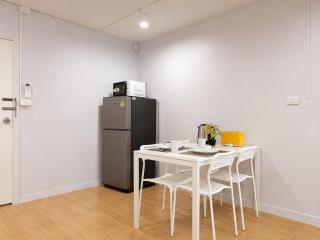 New 1BR King Bed Near BTS Nightlife Area - 5