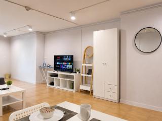 New 1BR King Bed Near BTS Nightlife Area - 3