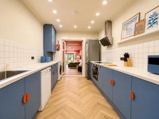 Stylish Group Retreat - Sleeps 16 - Parking Included - 6