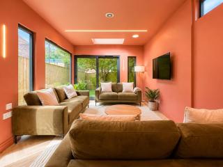 Stylish Group Retreat - Sleeps 16 - Parking Included - 3