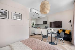 Eleganckie Studia z Balkonem Blisko Parku Zdrojowego by Renters Prestige - 5