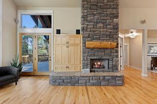Beautiful Cabin with Fireplace and Barbecue in Bend, Oregon - 2