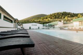 Chico Hot Springs Resort - 9