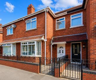 Stylish Group Retreat - Sleeps 16 - Parking Included - 9