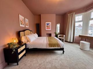 Spacious Stylish Cardiff House Near City Centre - 8