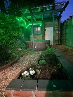 House Sleeps 8 with Hot Tub and Parking - 0