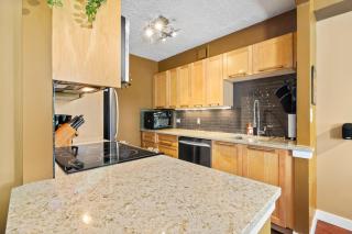 Walk to Stampede & BMO, Free Parking, Cozy Patio - 9