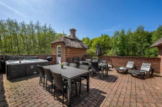 18-Person Pool House With Indoor Hot Tub, Water Slide And Outdoor Hot Tub - 8