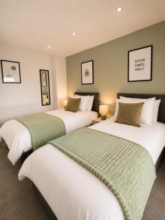 Tyburn House Sleeps 5 Driveway Parking - 7