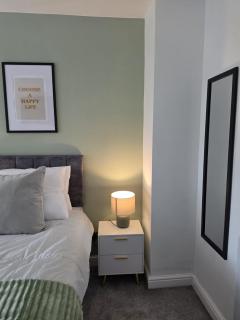 Tyburn House Sleeps 5 Driveway Parking - 2