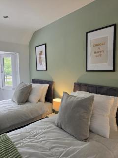 Tyburn House Sleeps 5 Driveway Parking - 8