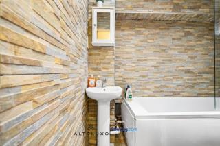 Comfy Bishopsworth Apartment for Work & Long Stays with Shared Garden by AltoLuxo - 4