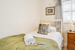 Comfy Bishopsworth Apartment for Work & Long Stays with Shared Garden by AltoLuxo - 1