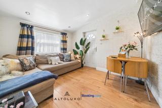 Comfy Bishopsworth Apartment for Work & Long Stays with Shared Garden by AltoLuxo - 0