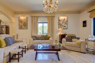 Luxury 5BR Villa with Jacuzzi, Garden & Dining - 8