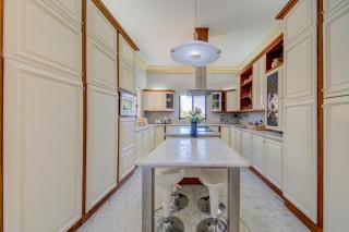 Luxury 5BR Villa with Jacuzzi, Garden & Dining - 2