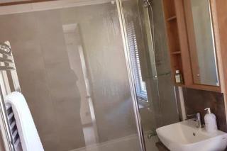 2-Bed Cabin - Sleeps 5 - Parking - Pet Friendly - 3