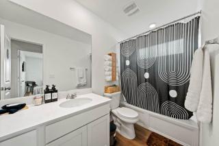 4 BR Modern Oasis 5 Beds Games Comfort - 3
