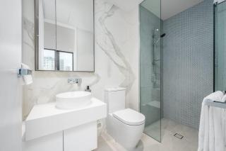 LaneStay - Spacious Living 2BR Pool Gym Parking - 2