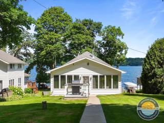 Lake Delavan Lakefront Home Pier Sleeps 6 - 4
