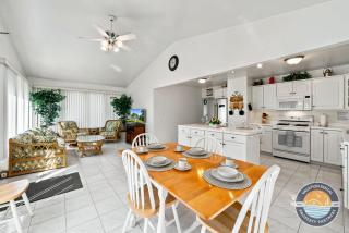 Lake Delavan Lakefront Home Pier Sleeps 6 - 3