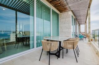 Oceanfront Luxury with 3 Bedrooms Jacuzzi & balcony - 7
