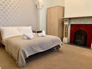 6BR Home with Parking Near Wolverhampton - 8
