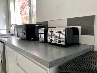 6BR Home with Parking Near Wolverhampton - 7