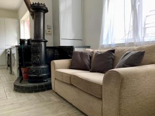 6BR Home with Parking Near Wolverhampton - 1