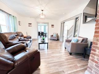 Centrally Located 5BR in Niagara Falls - 4
