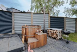 The Bolt, Nr Wells - Hot Tub - Free Parking & WiFi - Rural Views - 8