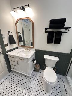 Spacious 2BR Guesthouse - Walk to Downtown - 6