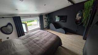 Jacuzzi 2 places, terrasse, bord riviere d'ain - 2