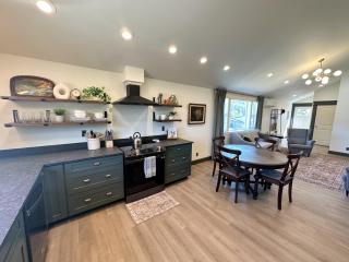 Spacious 2BR Guesthouse - Walk to Downtown - 8