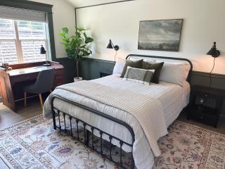 Spacious 2BR Guesthouse - Walk to Downtown - 0