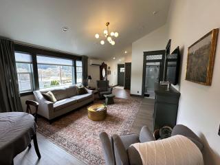 Spacious 2BR Guesthouse - Walk to Downtown - 9