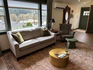 Spacious 2BR Guesthouse - Walk to Downtown - 1