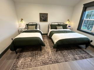 Spacious 2BR Guesthouse - Walk to Downtown - 7