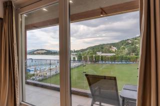 Vik Lakefront Oasis - Beachfront Apartment with Sunset Balcony & Elevator - 3