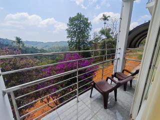 Suite Stayz with balcony in Munnar - 7
